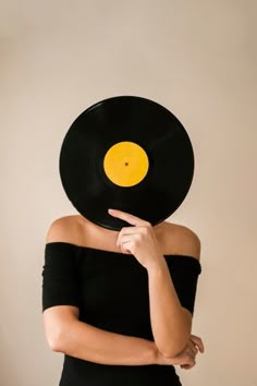 Young woman holding vinyl record over her face Free Photo Music Photoshoot, Creative Photography Techniques, Foto Poses, Poses References, Music Photo, Shooting Photo, Creative Portraits, Photography Projects