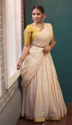 Kerala Onam Dress For Women, Kasavu Lehenga, Anu Sithara, Onam Special Dress For Women, Dawani Designs Kerala Style, Kasavu Half Saree, Kasavu Saree Blouse Designs, Kasavu Skirt And Top, Onam Dress Ideas