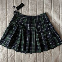 Cute Brand New Skirt With Tags. Plaid Skirt Aesthetic, Green Plaid Skirt, Skirt Aesthetic, Skirt Top Set, Green School, Blazer And Skirt Set, School Skirt, White Striped Skirt, Striped Skirt Pencil