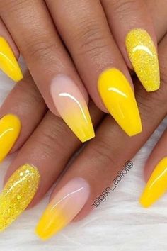 Unghie Sfumate, Yellow Nail Art, Kutek Disney, Yellow Nails Design, Yellow Nail, White Acrylic Nails, Disney Nails, Nails 2020