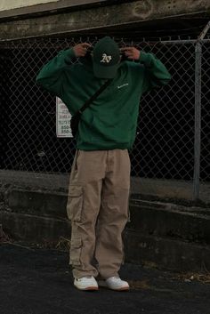 Men Baggy Outfit Ideas, Green Pants Outfit Men Street Styles, Mens Outfit Inspiration Street Styles, Mens Clothing Styles Aesthetic, Male Streetwear Outfits, Outfit Ideas For Men Streetwear, Granola Outfits Men, Men Baggy Outfit, Guys Streetwear Outfits