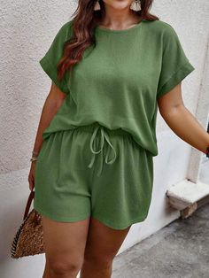 Shorts Verde, 40 Women Fashion, 40 Women, Drawstring Waist Shorts, Keyhole Neckline, Co Ords, T Shirt And Shorts, Batwing Sleeve