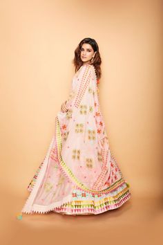 Diwali Outfits, Minimalist Bride, Indian Bridal Wear, Indian Designer Outfits, Bollywood Celebrities, Indian Bridal, Indian Outfits