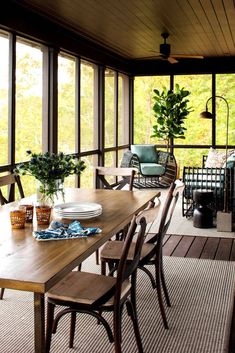 Porch Design Ideas, Screened Porch Designs, Balkon Decor, Southern Living House Plans, Modern Lake House, Building A Porch, Enclosed Porches, Sunroom Designs, Lots Of Windows