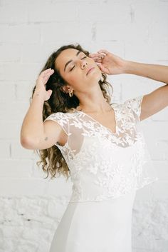 This elegant bridal crop top combines the delicacy of tulle with the charm of white floral embroidery, offering a romantic and sophisticated touch for your big day. Its V-neckline subtly enhances the figure, while the short sleeves and buttoned back add a touch of sophistication. Made from high-quality cotton, this crop top is not only comfortable but also perfect for complementing your wedding dress with a fresh and contemporary flair. Complete your look with our flower headpiece. Product Featu Wedding Gown Cover Up, Wedding Crop Top, Bridal Crop Top, Elegant Crop Top, Dress Topper, Traditional Boho, Wedding Shrug, Tulle Top, Bridal Tops