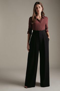 Pleated Flair Pants, Tops To Wear With Black Trousers, Tops For Trousers Women, Straight Leg Trousers Outfit High Waist, Black Work Trousers Outfit, High Waisted Wide Leg Trousers Outfit, High Waist Black Pants Outfit, How To Style Black Trousers Women, Wide Legged Trousers Outfit