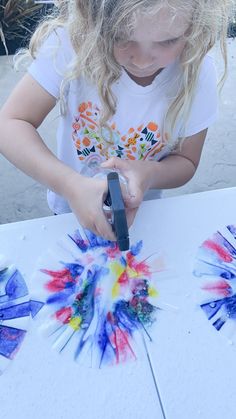 Spray Bottle Activities, Spray Bottle Art, Nature Crafts Kids, Coffee Filter Art, Science For Toddlers, Baking Soda And Vinegar