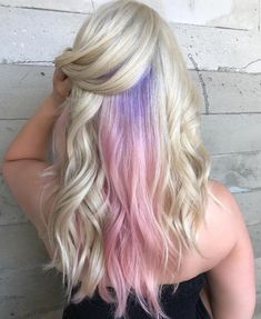 Blonde Hair With Pastel Purple Highlights Peek A Boo Highlights, Purple Highlights Blonde Hair, Blonde And Pink, Corte Shag, Hidden Hair Color, Peekaboo Hair Colors, Underlights Hair, Peekaboo Highlights, Underneath Hair