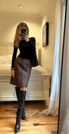 More in telegram Chicago Business Outfits, Outfits With Black Boots And Jeans, Stylish Corporate Fashion, Errand Outfit Fall, Corporate Feminine Outfit, Retro Feminine Style, 90s City Fashion, Charlotte York Work Outfits, Cute Chic Outfits Classy