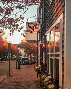 the outside of a restaurant with cars parked on the street