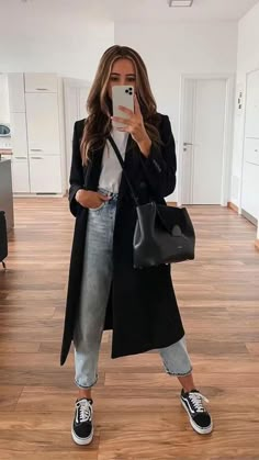 Ny Work Outfits Business Casual, Trouser Sweatshirt Outfit, White Sneakers Chic Outfit, Medium Size Model Outfits, Casual Spring Rainy Day Outfits, 90s Sophisticated Fashion, New York Mom Outfits, Brown Combat Boots Outfit Summer, Mom Outfits Autumn