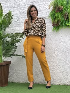 Yellow Dress Pants Outfit Women, Mustard Yellow Pants Outfit Work Attire, October Work Outfits, Mustard Pants Outfit, Yellow Pants Outfit, Stylish Business Outfits, Mustard Pants, Look Jean, Color Combinations For Clothes