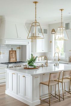 Farmhouse Kitchen Gold Hardware, Gold Hardware Kitchen, Traditional Kitchen Backsplash, High End Kitchen Design, Gorgeous White Kitchen, White Kitchen Cabinet, Cabinet Designs, Glass Front Cabinets, Kitchen Design Trends