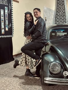 caracterização para festas com o tema ANOS 60/80 Sixties Outfits, 50s Vibes, 80s Party, Couple Photography, Valentines, Pins, Instagram, Valentine's Day