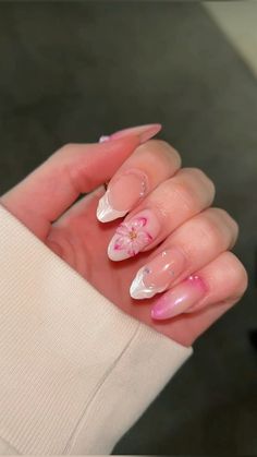 Hawaii Nails Aesthetic, Gel X Nails Flowers, Pink Summer Nails Hibiscus, Flower Nail Acrylic, Summer Acrylic Nails Hibiscus, Summer Nails For Hawaii, Acrylic Nails With Hibiscus Flower, Pink White Nails Design, Flower Theme Nails