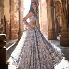 Botas Outfit, भारतीय दुल्हन संबंधी, Lehenga Choli For Women, White Lehenga, Saree Bollywood, Lehenga Choli Wedding, Indian Lehenga Choli, Wedding Lehenga Designs