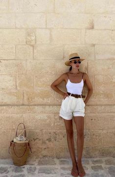 Summer Outfits Neutral, 00s Mode, Greece Outfit, European Summer Outfits, Aesthetic Spring, Italy Outfits, Beige Shorts, 2024 Trends