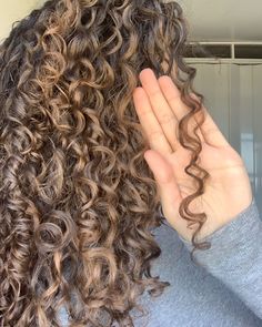 Style Curly Hair, Frizzy Curly Hair, Frizz Free Curls, Thick Curly Hair, Heatless Curls, Curly Girl Method, Defined Curls