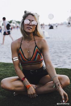 A sweater-knitted crop top featuring a multicolor design, a V-neck, and a self-tie halter neck and back closure. Music Festival Outfit Ideas, Beach Festival Outfit, Lollapalooza Outfit, Festival Outfit Ideas, Festival Mode, Festival Inspo, Look Festival, Fest Outfits, Beach Festival