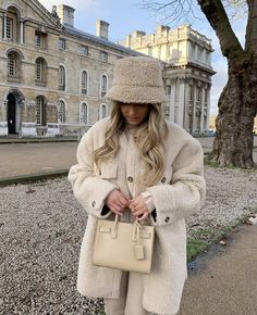 Bucket Hat Outfit, Gossip Girl Outfits, Hat Outfit, Classy Winter Outfits, Faux Shearling Coat, Winter Outfit Inspiration, Style Inspiration Winter, Foto Ideas Instagram