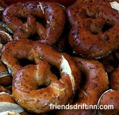 there are many bagels that have been made to look like they were baked in the oven