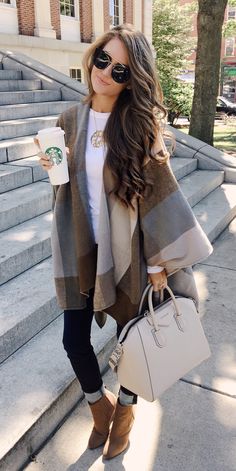 Poncho + jeans + booties + Givenchy bag. Fall outfit inspo Fall Trends Outfits, Mode Casual, Cooler Look, 가을 패션, Looks Style, Mode Inspiration, Look Fashion