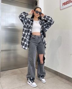 Oversized Checkered Shirt Outfit, Aesthic Outfit Ideas, Checkered Shirt Outfit Women, Chola Fits, Checkers Shirt, Checkered Shirt Outfit, Plaid Jacket Outfit, Grey Jeans Outfit, Checkered Outfit