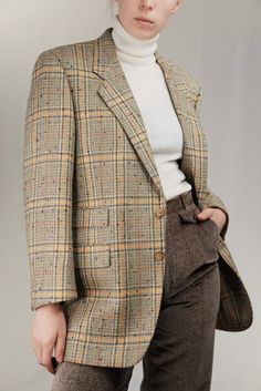 Beautiful wool tweed blazer jacket for men, from the 1980s. Made from pure wool in Italy. In very good vintage condition, signs of wear are minor.  Male jacket size 50 (L). The model is 175cm tall, usually wearing a female size M.  Shoulders 46cm Chest 54cm Sleeve 60cm Length 78cm ... Discount for multiple items, applies automatically at check-out:  3 or 4 items: 15% Off 5 items or more : 25% off Also, please send me your ► phone number ◄ after ordering. That way you will be notified when the pa Beige Tweed Blazer For Business, Beige Tweed Blazer Single Breasted, Retro Winter Tweed Jacket For Workwear, Vintage Beige Sport Coat For Work, Retro Tailored Tweed Blazer, Tailored Retro Tweed Blazer, Vintage Wool Tweed Jacket For Office, Vintage Outerwear With Welt Pockets For Office, Retro Formal Tweed Blazer