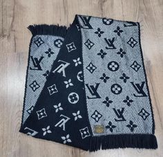 Dieser luxuriöse Louis Vuitton Monogram Schal ist ein umkehrbares Accessoire aus einer reichhaltigen Mischung aus 95% Wolle und 5% Seide. Es zeichnet sich durch ein raffiniertes Jacquardmuster mit dem ikonischen Monogram-Motiv aus und zeigt ein Denim-Effekt-Design in kontrastierenden Schwarz- und Metalltönen. Größe: 180 x 34 cm oder 71 x 13 Zoll Dieser elegante Schal kombiniert klassischen Stil mit modernen Texturen und ist damit ein herausragendes Accessoire für jede Garderobe. Scarf Louis Vuitton, Monogram Scarf, Elegant Scarf, Louis Vuitton Scarf, Monogrammed Scarf, Elegant Scarves, Jacquard Pattern, Shawls And Wraps, Louis Vuitton Monogram