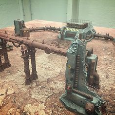 an old machine that is sitting on the ground