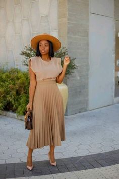 How To Style Pleated Skirt, Long Pleated Skirt Outfit, Style A Pleated Skirt, Pleated Skirt Outfit Summer, How To Wear A Pleated Skirt, Pleated Skirt Outfit Ideas, Pleated Midi Skirt Outfit, Outfit Ideas Skirt