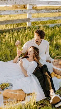 Vineyard Picnic Photoshoot, Italian Style Engagement Photos, Picnic Engagement Session, Vineyard Couple Photoshoot, Picnic Shoot Photo Ideas, Italian Engagement Photos, Engagement Picnic Ideas, Cottage Core Engagement Photos, Vintage Picnic Photoshoot