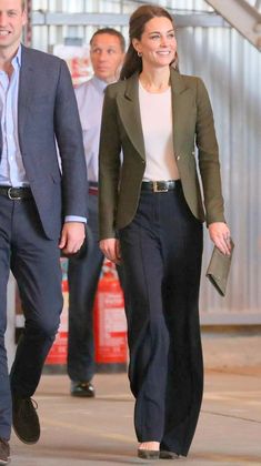 Catherine Duchess Of Cambridge Style, British Outfits Women, Catherine Princess Of Wales, Elegant Office Outfit, Kate Middleton Style Outfits, Düşes Kate, Looks Kate Middleton, Fall Transition Outfits, Kate Middleton Outfits