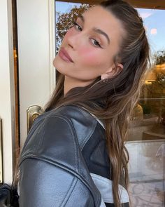 Hailey Bieber recently took a break from the sleek hair trend to try out bed head hair, which just so happen to be the perfect way to embrace summer humidity. Latte Makeup, Hailey Baldwin Style, Sleek Hairstyles, Head Hair, Makeup Face, Post Ideas