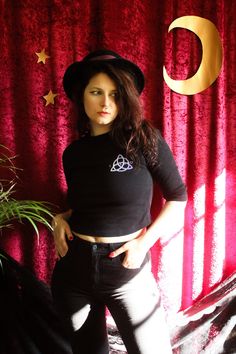 You love the TV Series "Charmed"? Then this rare Vintage crop shirt from 2002 of the original merchandise is for you!  It has a small "Charmed" logo printed at the front and a big logo print at the back, both in a beautiful purple gradient tone. It's stretchy and comfy to wear. DETAILS: -black VINTAGE crop shirt with gradient purple "Charmed" logo print at the front and back -size M, but runs smaller, please check measurements below! -half sleeves -from 2002, very rare design -original merch fro Black Alternative Style Top For Fans, Black Short Sleeve Rave Tops, Black Crew Neck Top For Festival, Fitted 90s Style Festival Tops, Black Cotton Festival Tops, Black Cotton Tops For Festival, Fitted Black Rave Tops, Black Band Merch Top For Festival, Alternative Fitted T-shirt For Festivals