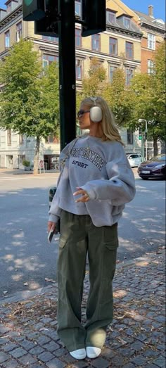 Apple Airpods Max Outfit, Apple Headphones Outfit, Green Airpods Max Aesthetic, Outfits With Headphones, College Fits Aesthetic, Airpods Max Outfit, How To Wear Headphones, Army Green Pants Outfit, Headphones Outfit