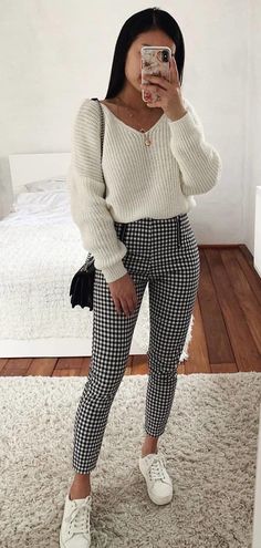 Plaid Pants Outfits Women, Spring Outfit Women, Sixth Form Outfits, Checkered Pants, Leggings Outfit, Legging Outfits, Stylish Pants, Chic Sweaters, Spring Outfits Women