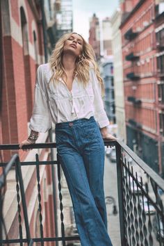 SUNDAYS 311 Hippie Chic Outfits Boho Street Styles, 70s Jeans Outfit, Folk Style Clothing, Alexandra Spencer, Boho Style Summer, 70s Jeans, Black Pinterest, Minimalist Moda, Jeans Trend