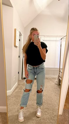 Shoes With Mom Jeans, Casual High-waisted Mom Jeans, How To Style Mom Jeans, Light Wash High Waisted Mom Jeans, Outfit Ideas Mom Jeans, Mom Jeans Outfit Casual, Mom Jeans From American Eagle, Mom Jean Outfits, Mom Jeans American Eagle