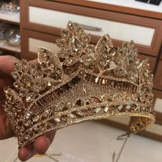 Quinceanera Crowns Gold, Champagne Quinceanera Theme, Sweet 16 Crowns, Quince Crowns, Quince Crown, Beauty And The Beast Quince, Quinceanera Accessories, Quinceanera Jewelry, Quinceanera Crown