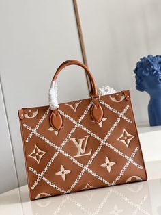 This Onthego MM tote features a stitched motif that echoes the quilted interior of Louis Vuitton’s original trunks. The Monogram Empreinte leather is first printed, then embossed and embroidered with the pattern, to create a rich, crafted effect. A statement piece of the season, the bag is a versatile companion that lends itself to a variety of carry styles. Detailed Features 35 x 27 x 14 cm (Length x height x width ) Arizona Brown / Crème Beige Embroidered embossed supple grained cowhide leathe Louis Vuitton Mm, Onthego Mm, Louis Vuitton Onthego, Sac Louis Vuitton, Leather Makeup Bag, Luxury Bags Collection, Woman Bag, Women Purse, Luxury Purses