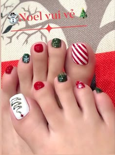 Pedicure Christmas Designs, Christmas Nails Toenails, Toenail Art Designs Christmas, Christmas Gel Toe Nails, White Christmas Toe Nails, Christmas Toenail Ideas