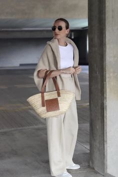 40+ Trendy Wide Leg Pants Outfit Ideas To Kick Your Style Up A Notch Wide Leg Pants Airport Outfit, White Wide Leg Outfit, Trouser Casual Outfit, Cream Wide Leg Pants Outfits, Beige Loafers Outfit, Wide Leg Pants Street Style, Cream Trousers Outfit