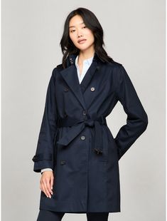 Tommy Hilfiger women's coat. The indispensable trench is part of our DNA. With its classic lines and timeless silhouette, this is the trend-proof piece that will live in your wardrobe for years.  Material: 100% Better Cotton Initiative. Classic Double-breasted Peacoat, Classic Long Raincoat For Fall, Classic Fall Workwear Raincoat, Classic Fall Raincoat For Work, Classic Spring Peacoat With Button Closure, Tommy Hilfiger Classic Winter Outerwear, Classic Tommy Hilfiger Winter Outerwear, Classic Belted Raincoat For Work, Classic Tommy Hilfiger Outerwear For Business