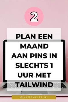 an open laptop computer sitting on top of a pink desk with the words plan en maand aan pins in sleigts i ur met tailwind