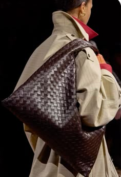 #fall #fashion #bag #bottega #bottegaveneta #inspo #luxury #chic #backtoschoolideas Fw 2024, Sac Tote Bag, Slouchy Bag, Fall Handbags, Brown Bag, Fall Accessories, Fashion Weeks