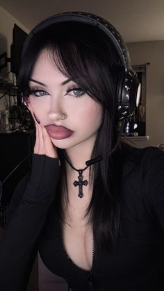 emo girl pretty Goth Makeup Brown Skin, Messy Black Eye Makeup, Goth Makeup Glasses, Y2k Face Claim, Goth Selfie Ideas, Hot Emo Makeup, Makeup Looks Goth, Make Up Grunge, Emo Latina