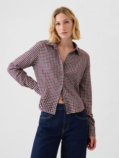 Soft cotton, fitted and cropped flannel plaid shirt.  Long sleeves with button cuffs.  Button front.  Fit: Close to the body.  Hits at the hip.  Models wearing Gap Women In Button Ups, Cropped Plaid Shirt Outfit, Red Button Up Shirt Outfit, Cropped Flannel Outfits, Plaid Shirt Outfit, Cropped Flannel, Plaid Shirt Outfits, Plaid Shirt Women, Flannel Outfits