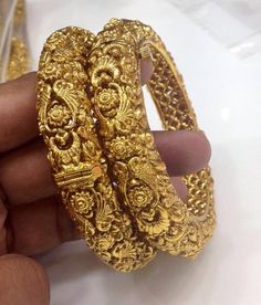 Saree Bollywood, Gold Rate, Bangles Indian, Gold Armband, Gold Bangles Design, Gold Bracelets