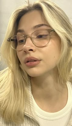 Glasses For Blondes, Blondes With Glasses, Glasses 2024 Trend Women, Glasses Women Aesthetic, Types Of Glasses Frames, White Frame Glasses, Cute Glasses For Women, Beige Glasses